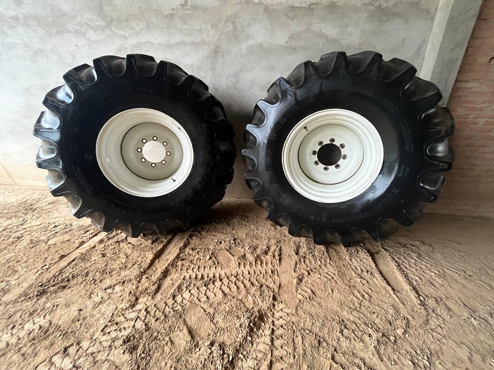 Llantas agrícolas Goodyear, medida 28L-26,